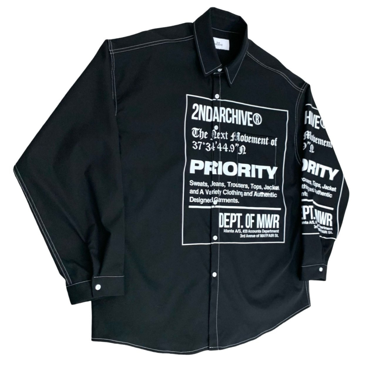 ホワイトカラーのシャツを爽やかに着こなした上半身カット