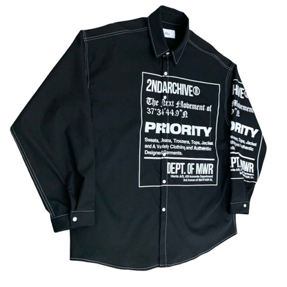 ホワイトカラーのシャツを爽やかに着こなした上半身カット