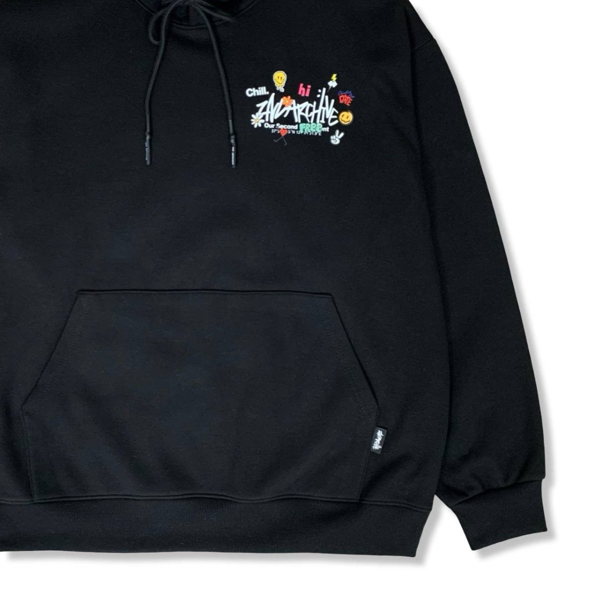 クリームパーカーのフードと首元のシルエットが見える写真