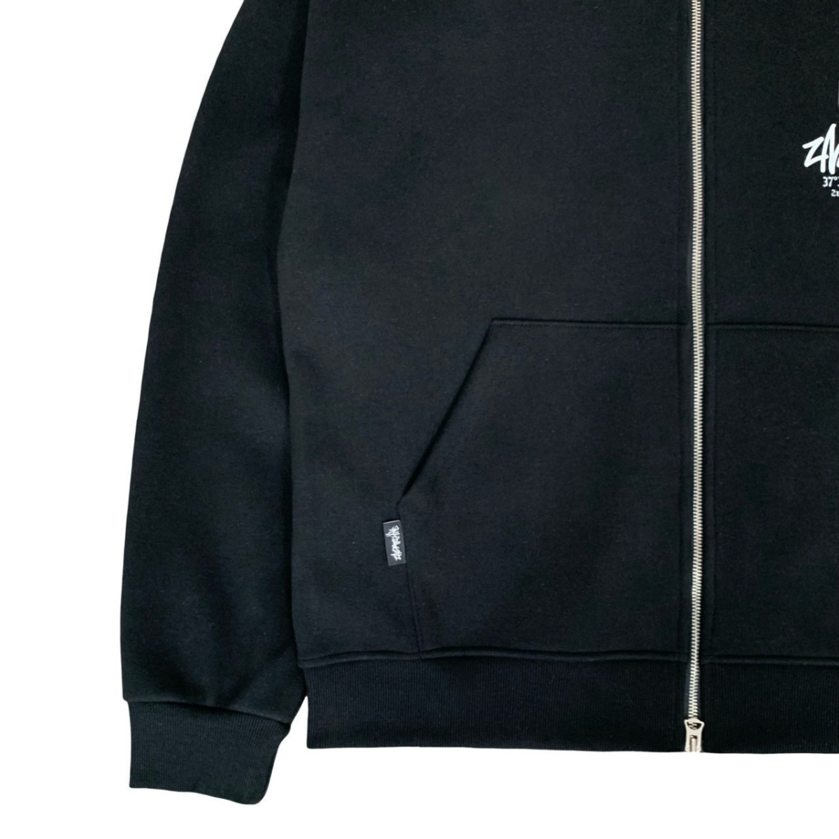 モデルが歩く自然な動きの中で見えるカモベアデザイン