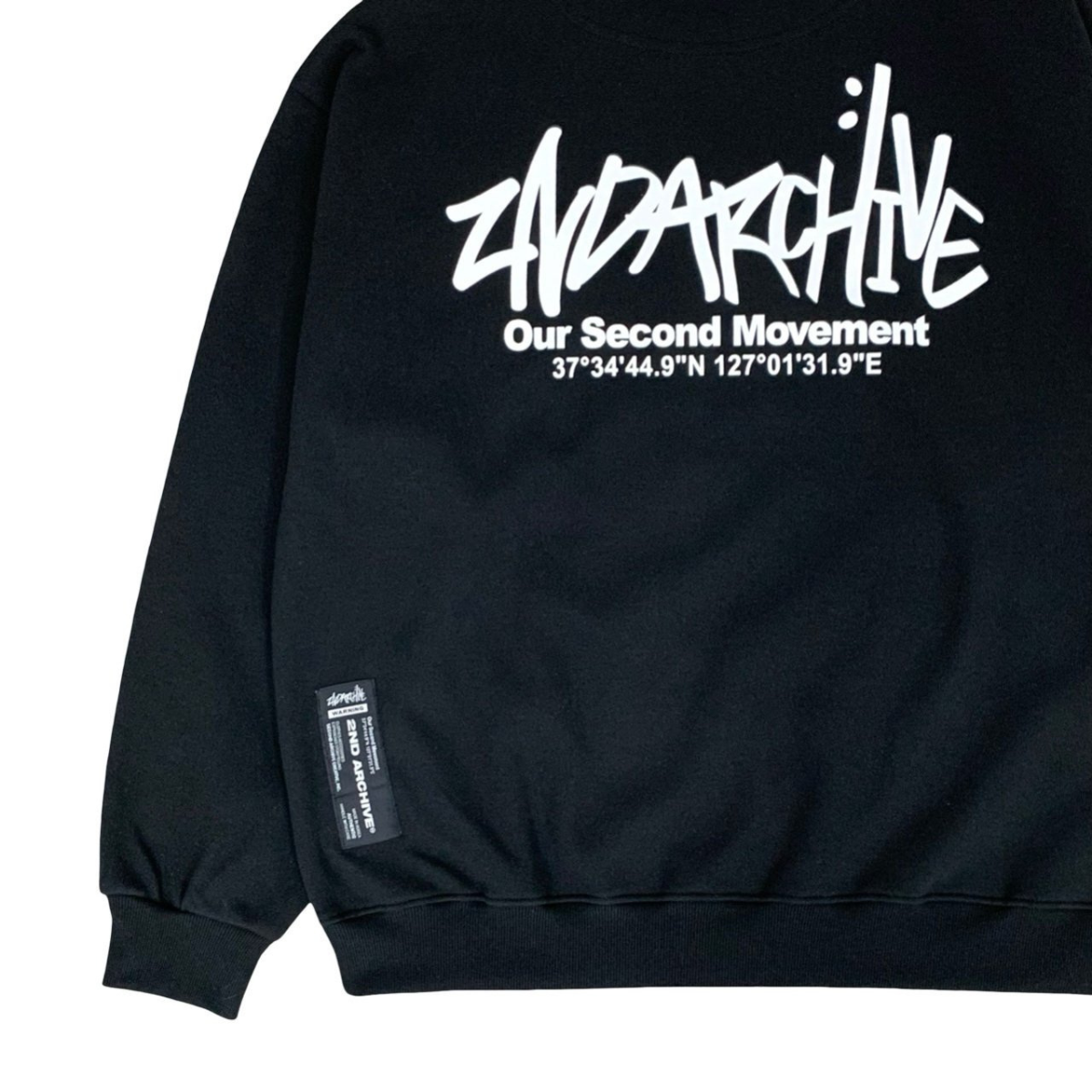 胸元ロゴを中心に写したスウェットの前面クローズアップ