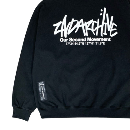 胸元ロゴを中心に写したスウェットの前面クローズアップ