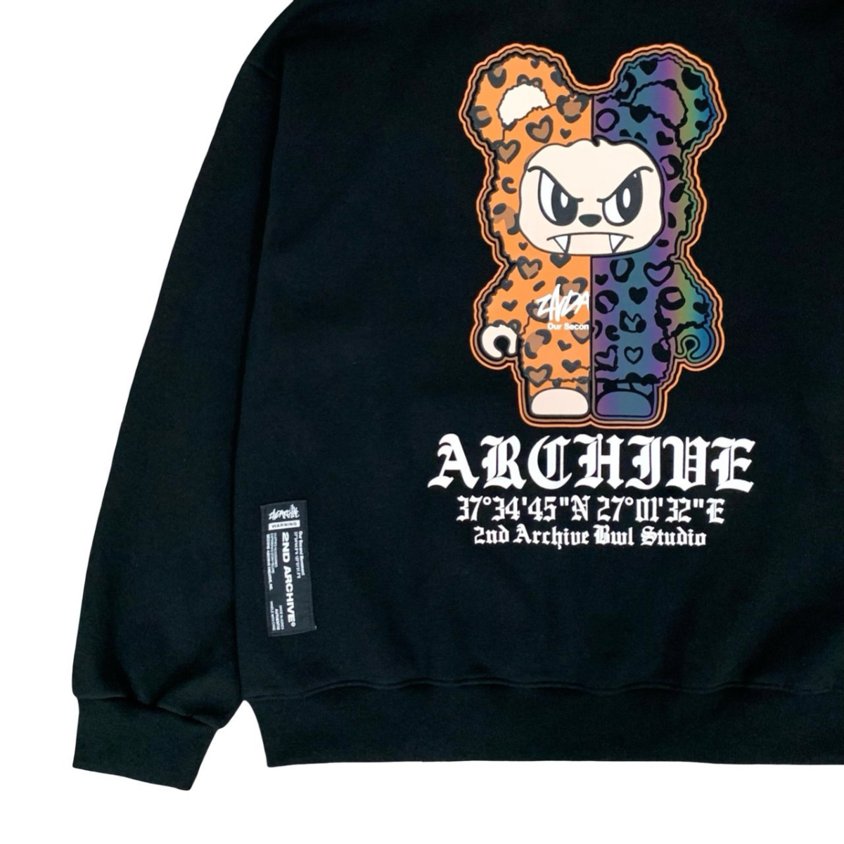 秋冬コーデに使いやすいヒョウ柄デザインパーカーの着用例