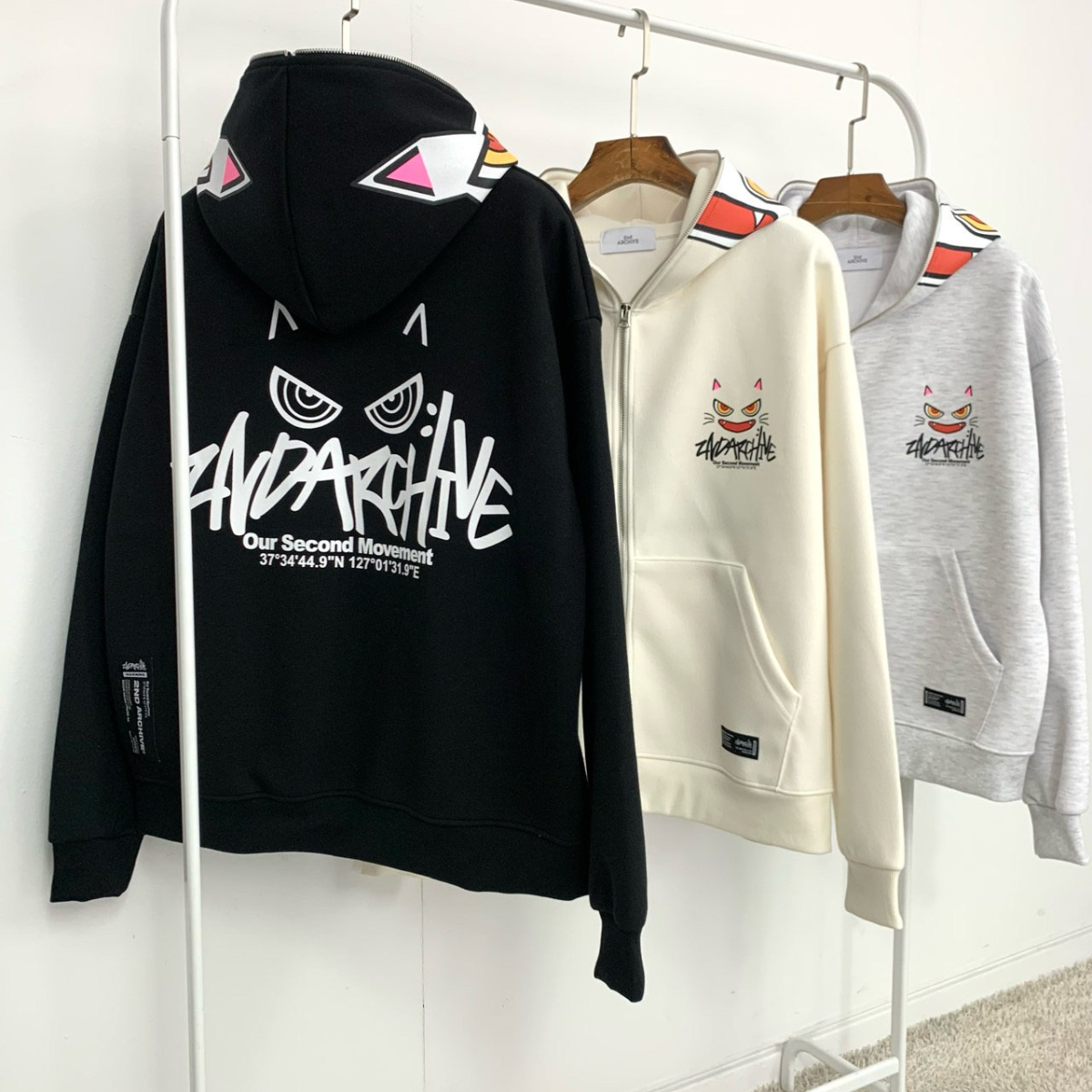 秋冬コーデに使いやすいブラウンパーカーの全身ショット