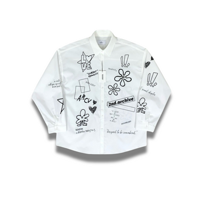 胸元にスターフラワーデザインがプリントされたシャツの正面写真