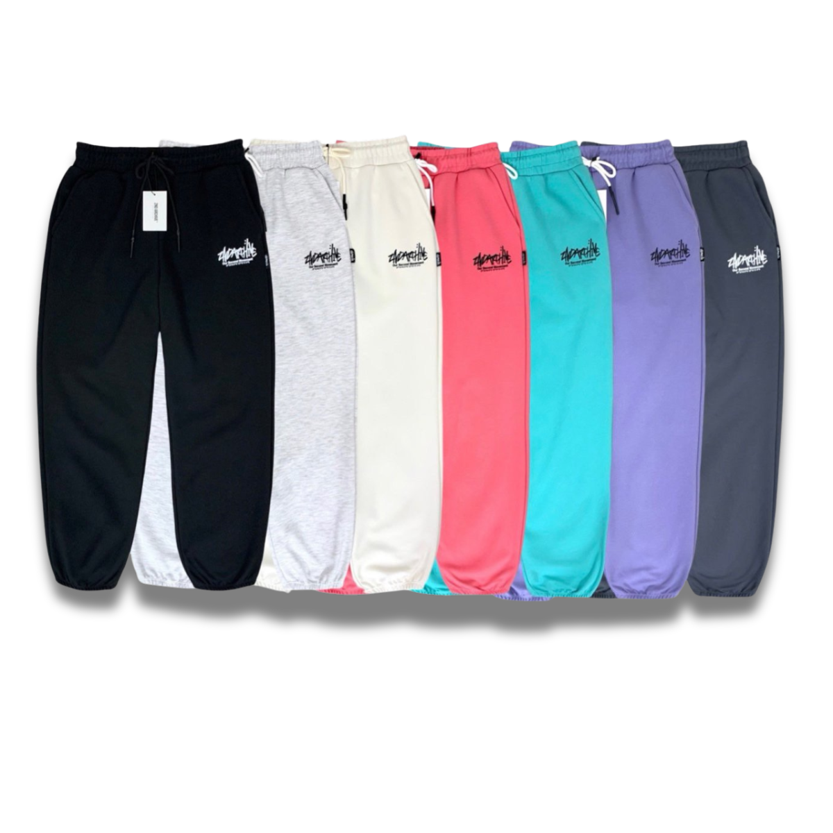 シグネチャーロゴが入ったベーシックジョガーパンツの正面写真