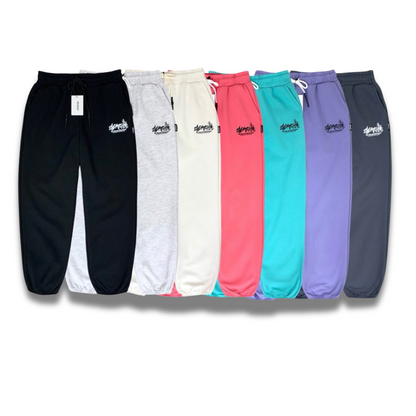 シグネチャーロゴが入ったベーシックジョガーパンツの正面写真