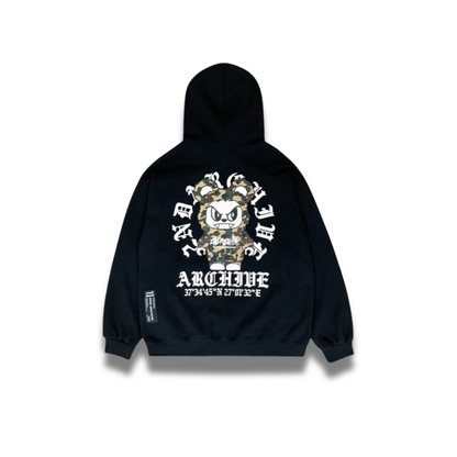 胸元にサークルロゴと怒ったクマのデザインが入ったパーカーの正面写真