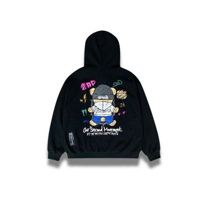 クリーム色のジップアップパーカーに描かれたベアグラフィックのアップ