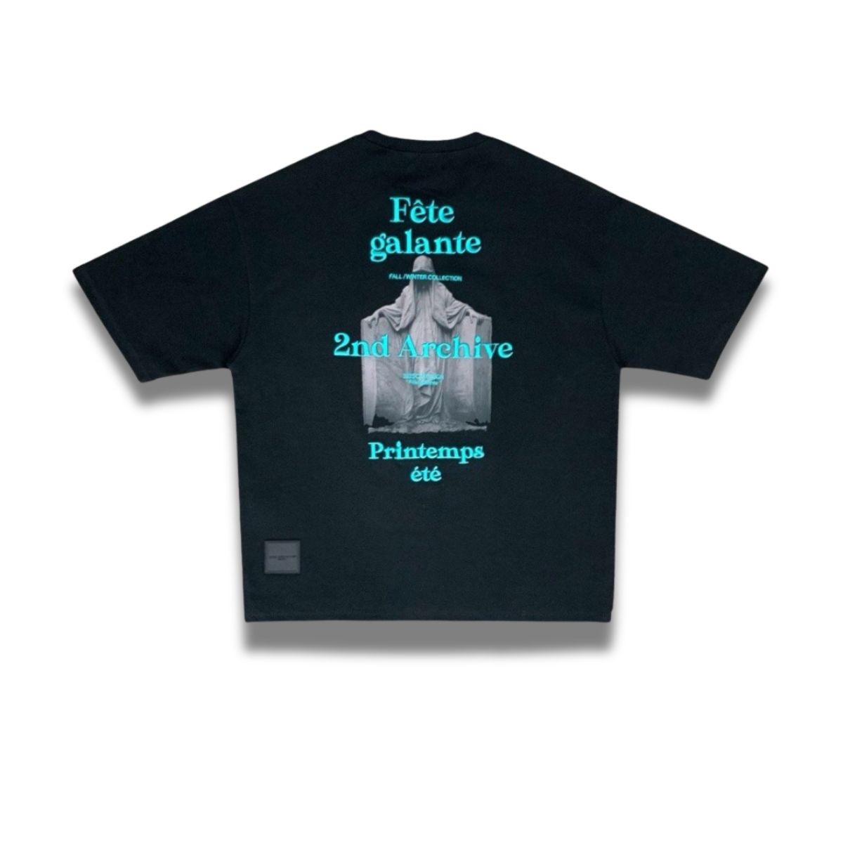 胸元に彫刻的な3D刺繍デザインが施されたTシャツの正面写真