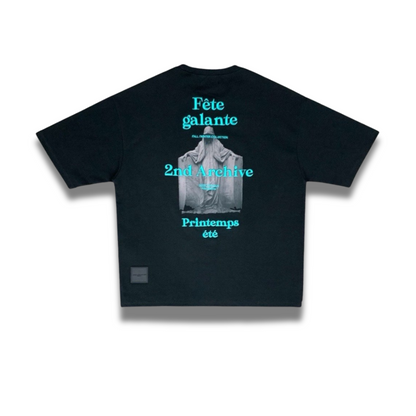 胸元に彫刻的な3D刺繍デザインが施されたTシャツの正面写真