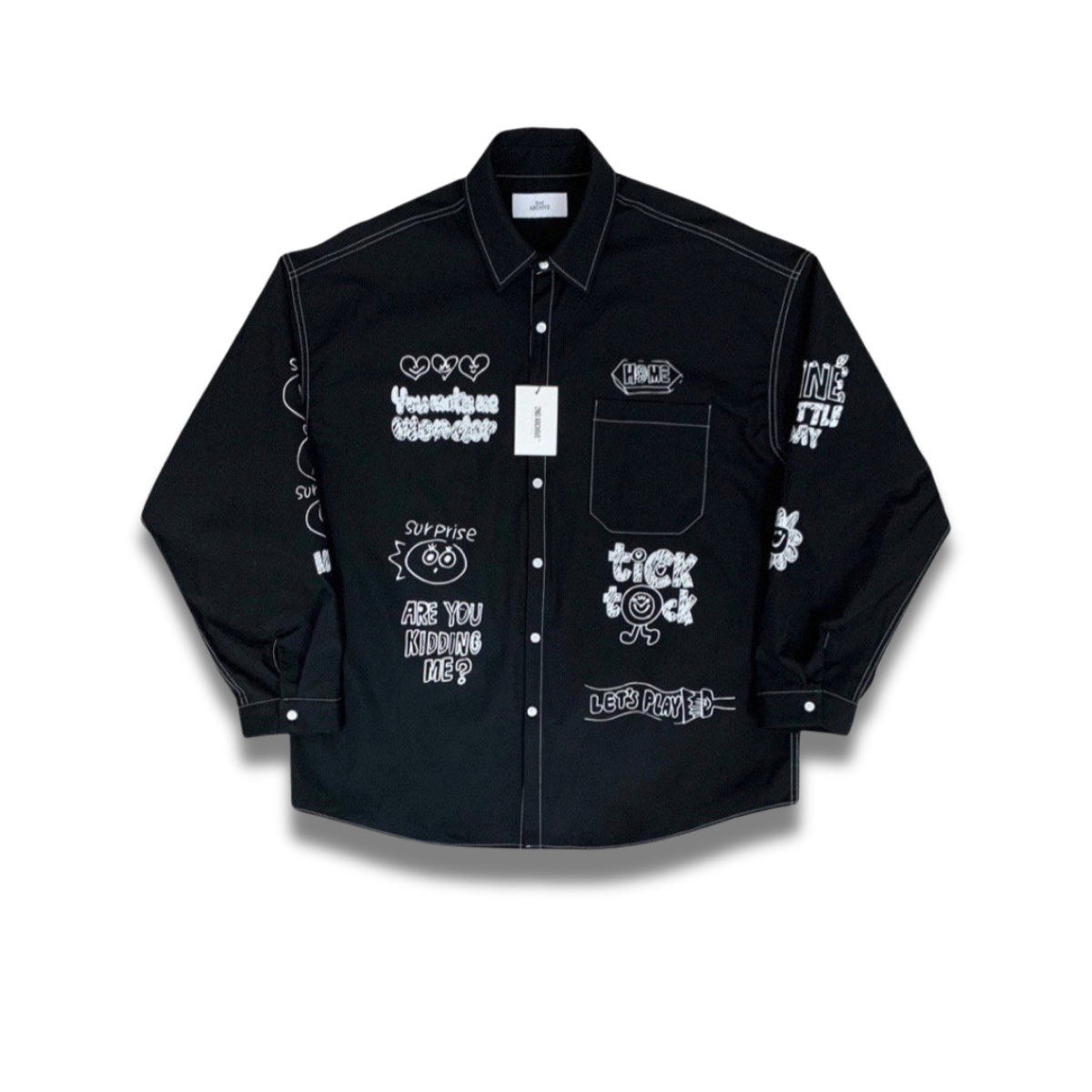 韓国ストリートファッションで人気のブラック長袖シャツ、手描き風グラフィックが個性的