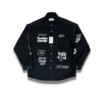 韓国ストリートファッションで人気のブラック長袖シャツ、手描き風グラフィックが個性的