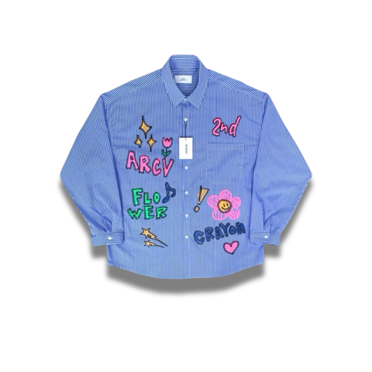 胸元にクレヨンタッチのフラワーデザインが入ったシャツの正面写真