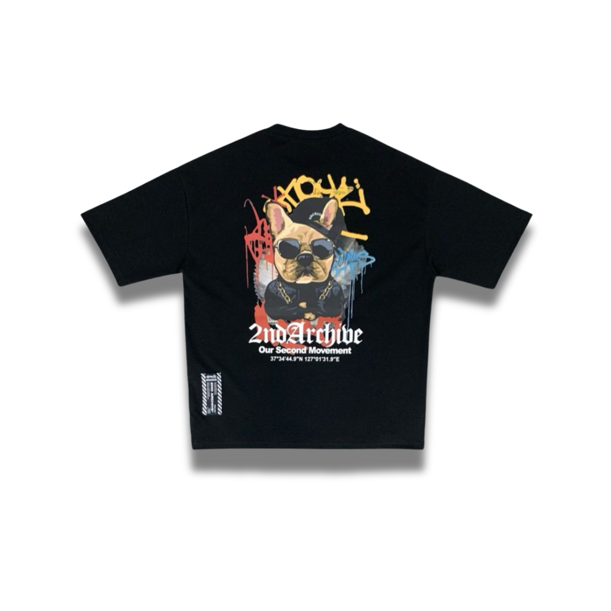 胸元にスナップバック帽をかぶったブルドッグデザインが入ったTシャツの正面写真