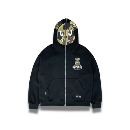 胸元にカモ柄のベアデザインが入ったジップアップパーカーの正面写真