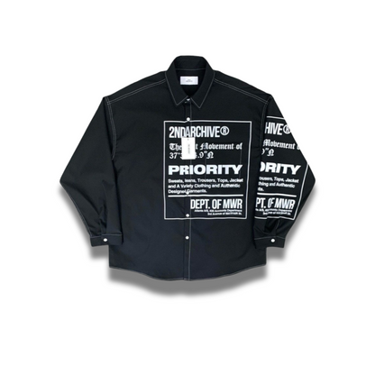 胸元にスクエアレタリングデザインが入ったシャツの正面写真