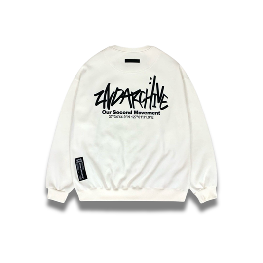 胸元にメインサインロゴがプリントされたスウェットの正面写真