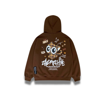 ブラウンのパーカーに描かれた猫グラフィックのアップ画像