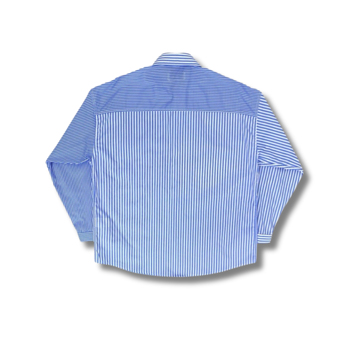 フロントに英字ラベルがデザインされたトレンドシャツ