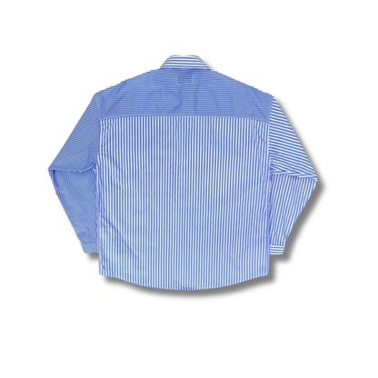 フロントに英字ラベルがデザインされたトレンドシャツ