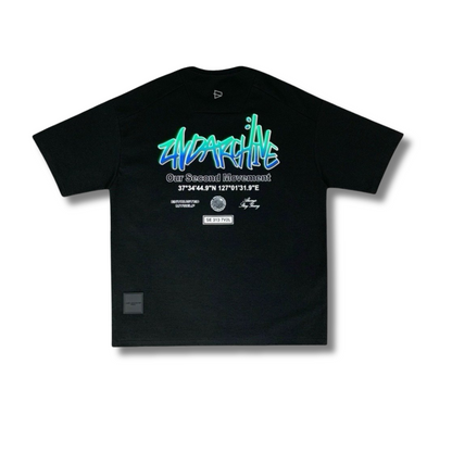 ネオンサイン風ロゴが映える2nd ArchiveのバックプリントTシャツ