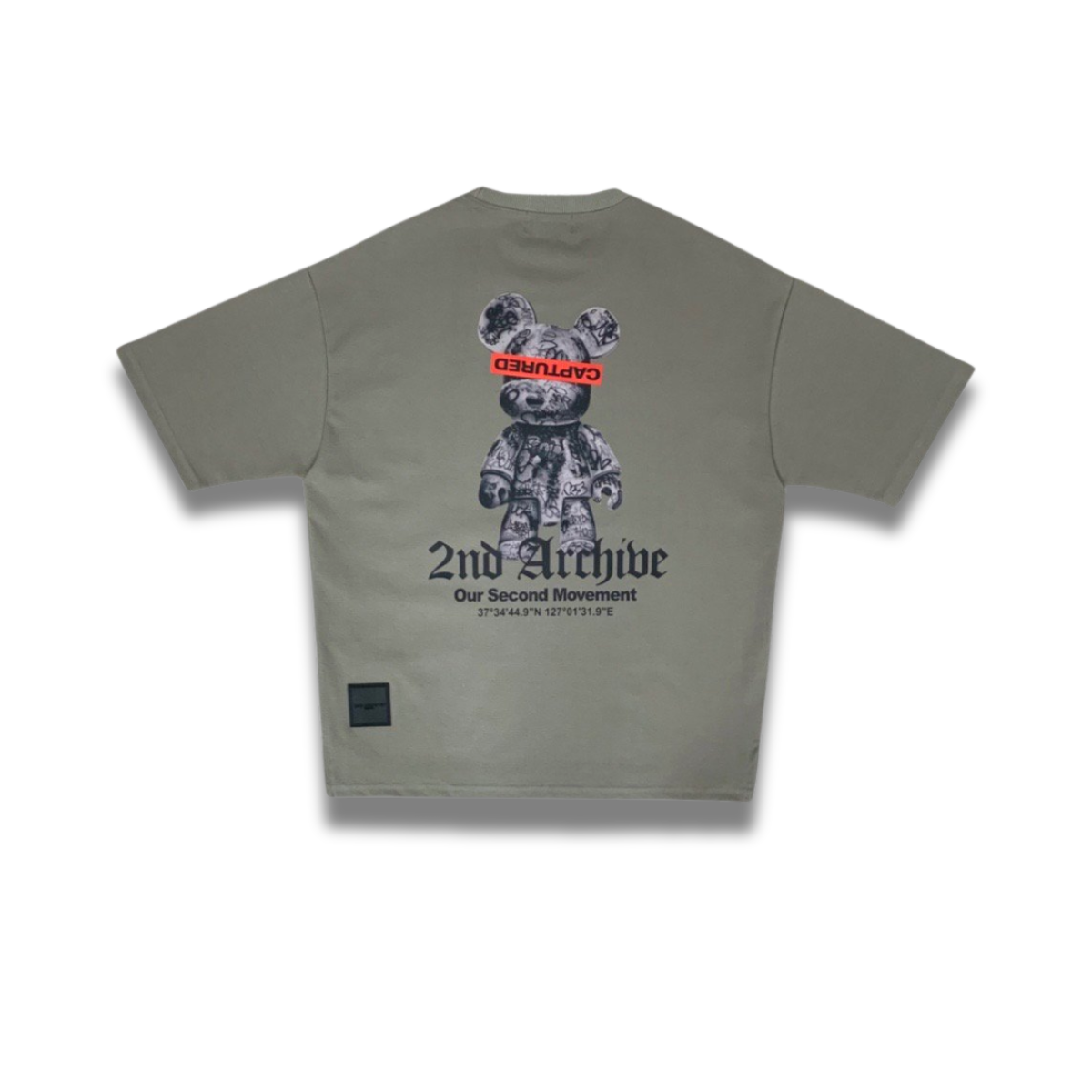 フロントはミニマル、背面に存在感のあるベアグラフィックが魅力のTシャツ