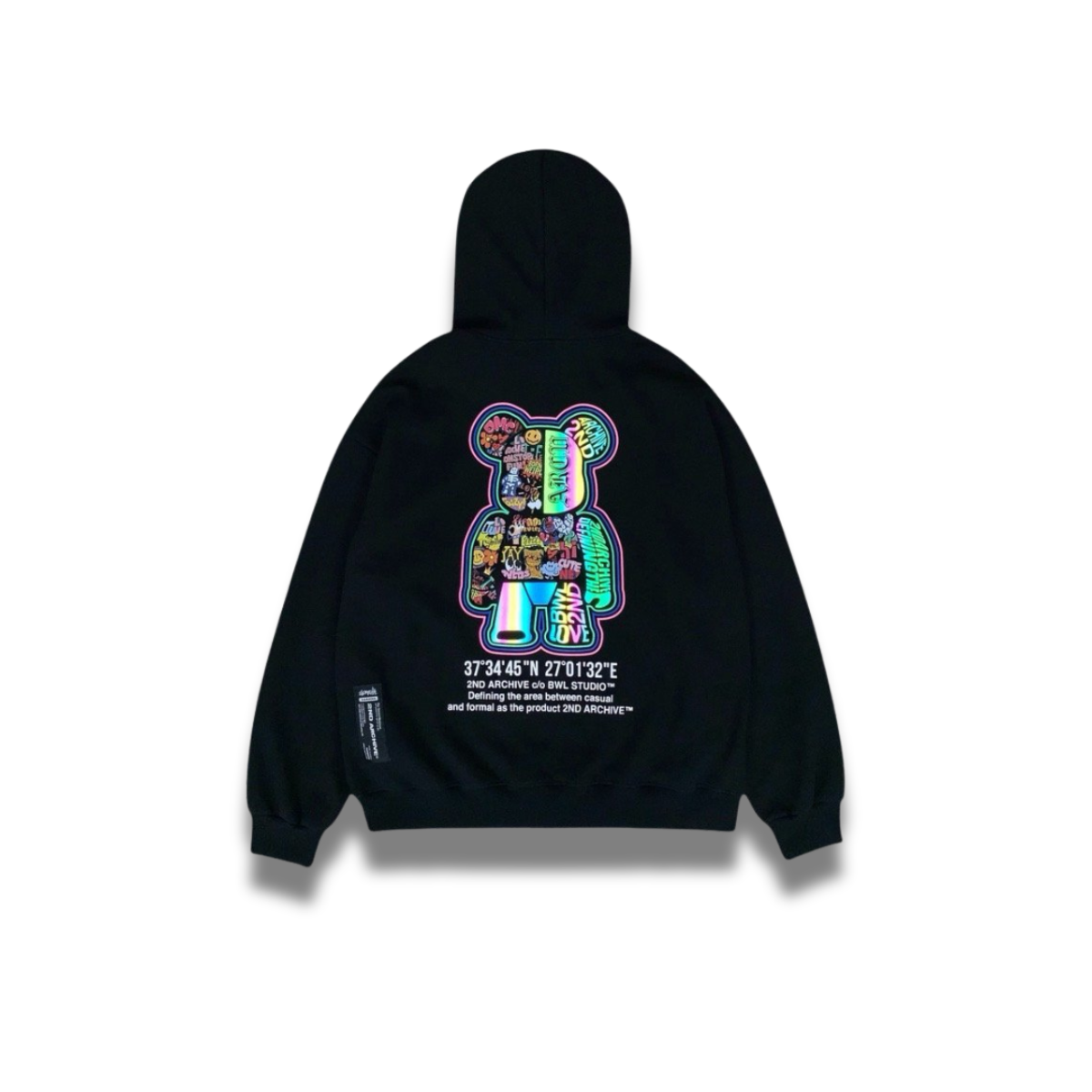 クリーム色のパーカーにプリントされたステッカーグラフィティのアップ画像