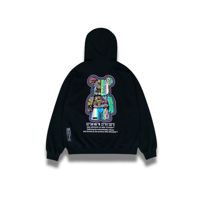 クリーム色のパーカーにプリントされたステッカーグラフィティのアップ画像