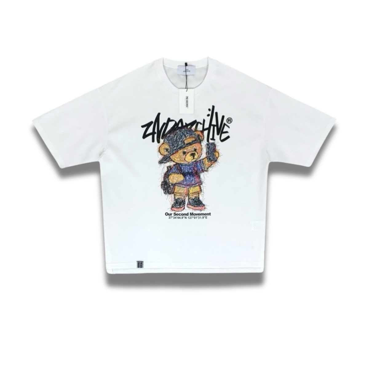 自撮りテディベアが目を引く、韓国ストリート系オーバーサイズTシャツ