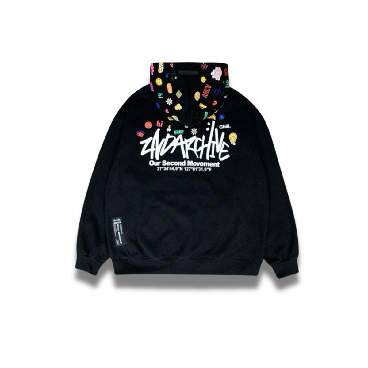 オーバーサイズのミニグラフィックパーカーを着たモデルの着用イメージ