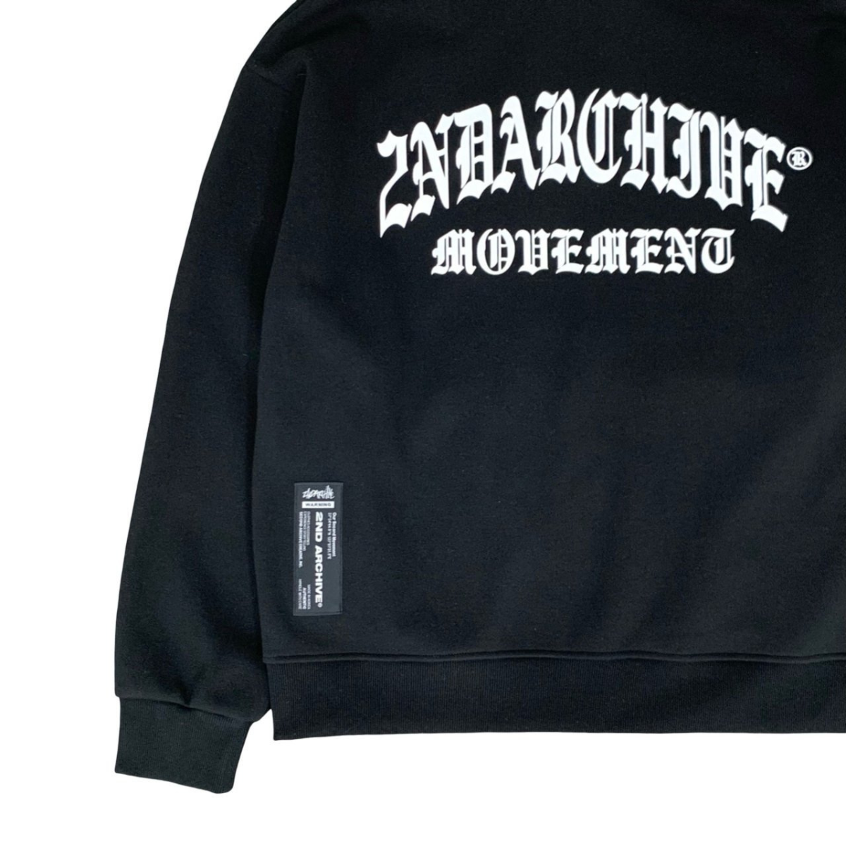 フード部分とプリント位置がわかるブラックパーカーの前面ショット