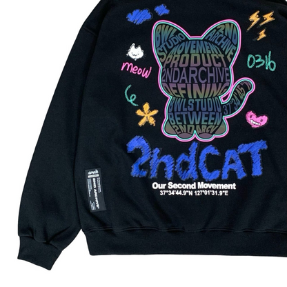 モデルが歩く自然な姿勢で見える反射キャットプリントのパーカー