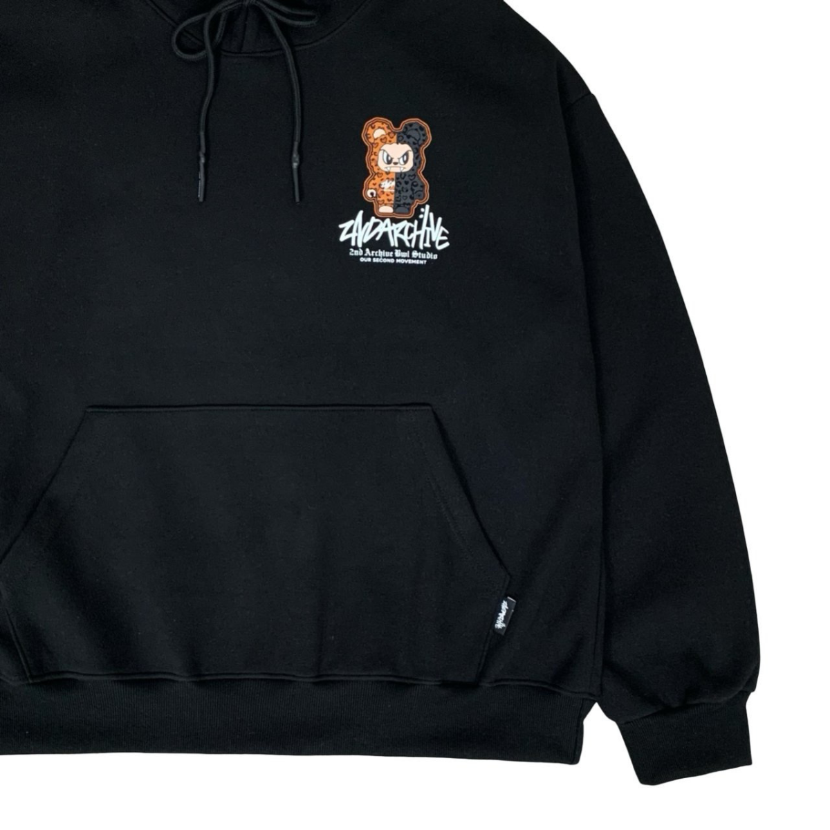 セット販売のジョガーパンツと合わせたコーディネート写真