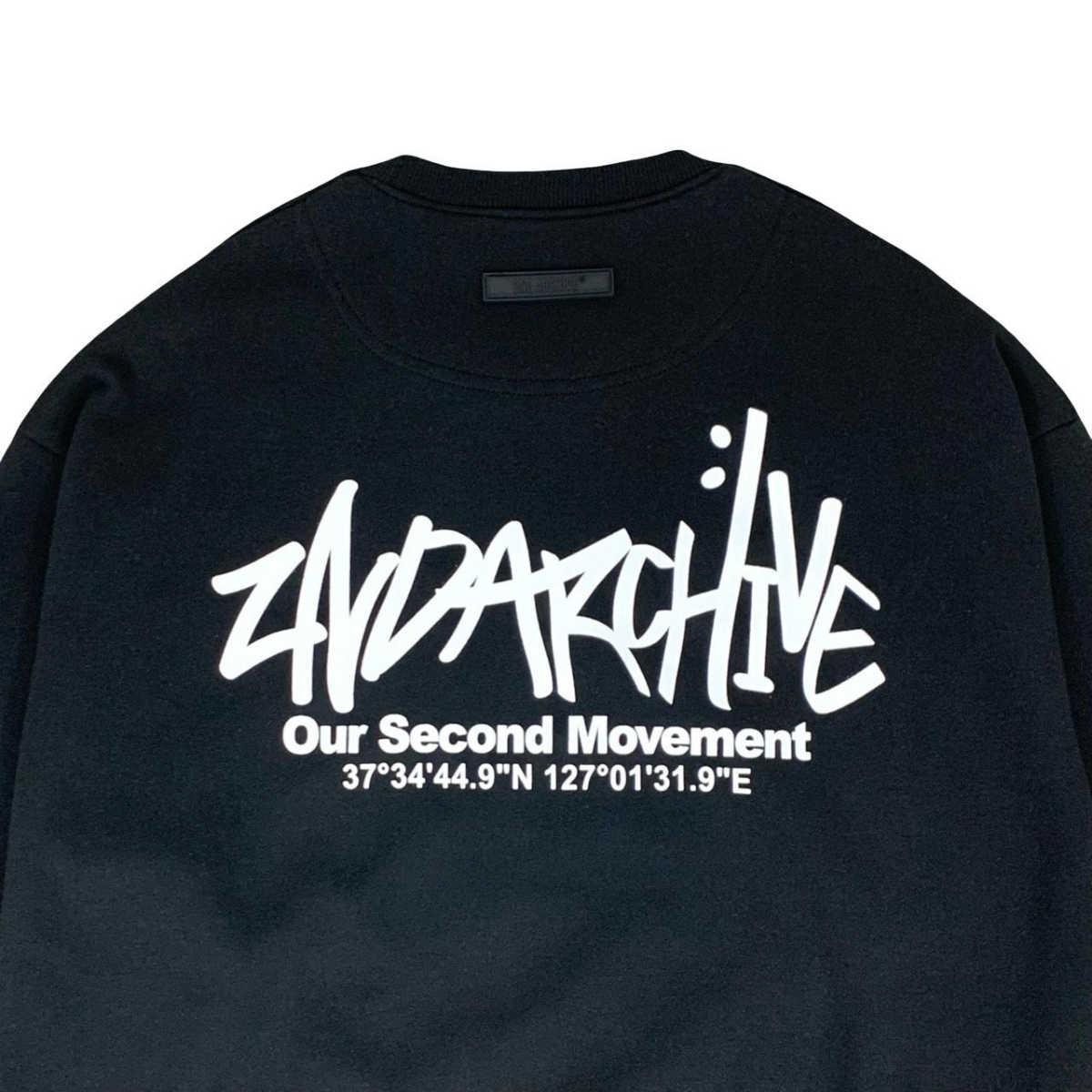 ロゴプリントの発色と質感がわかる近距離からのディテールショット