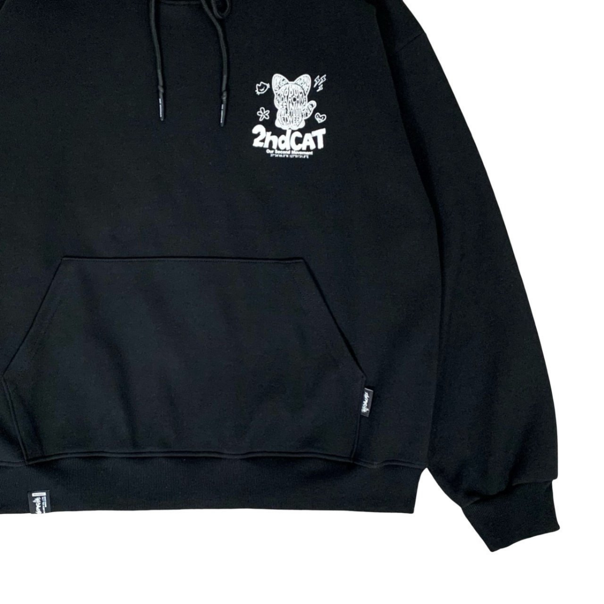 背面から見たシルエットとフードのデザインが分かる後ろ姿写真