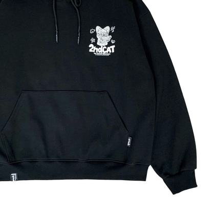 背面から見たシルエットとフードのデザインが分かる後ろ姿写真