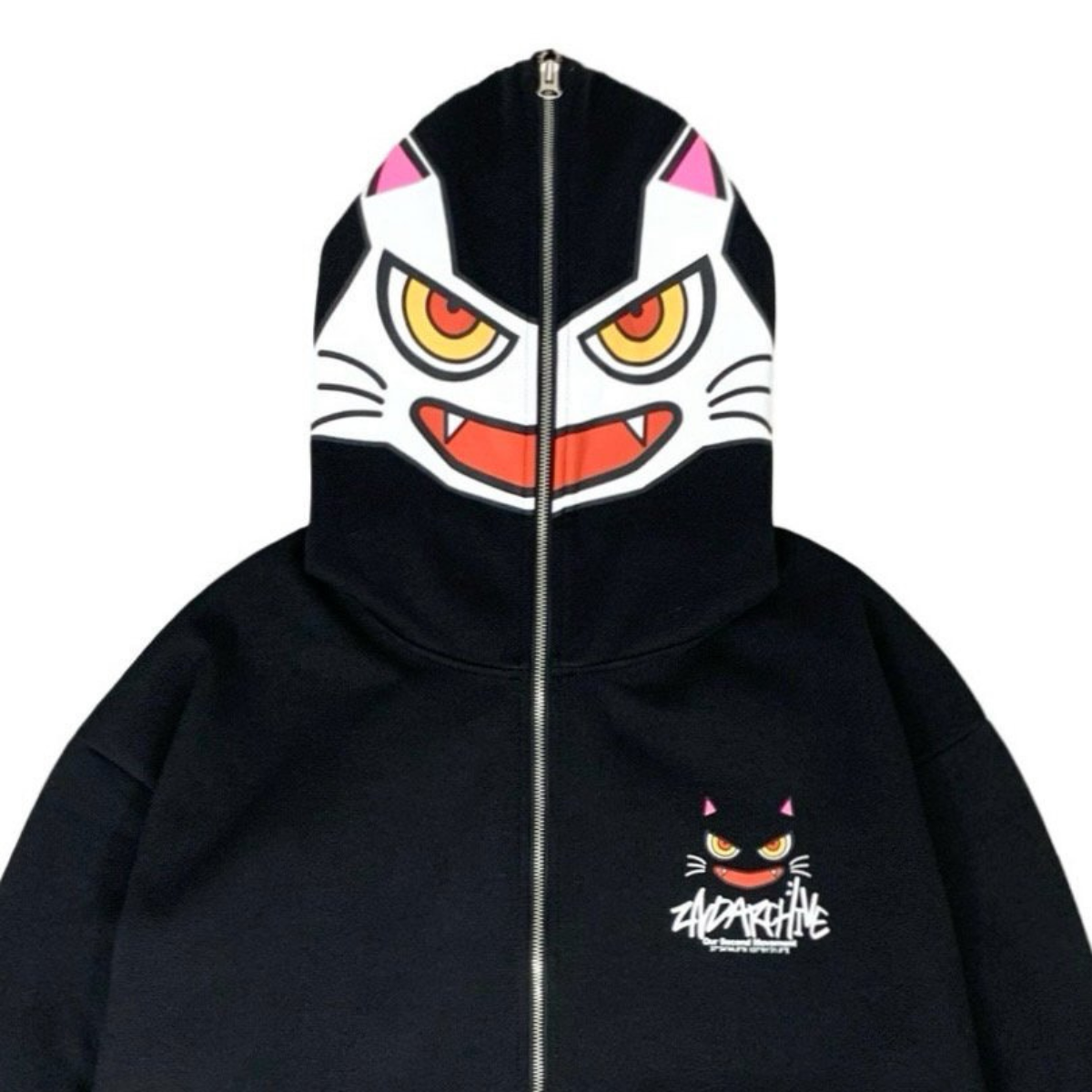 フードを上げた状態で見える猫フェイスデザインの写真