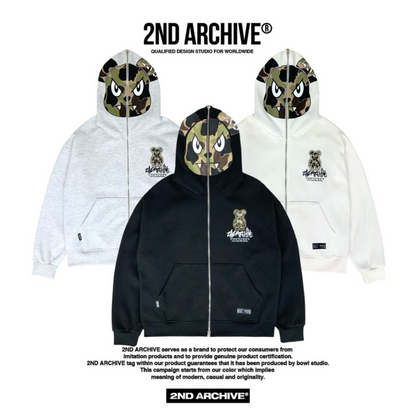 クリームカラーが柔らかく映える胸元カカモベアプリントの写真