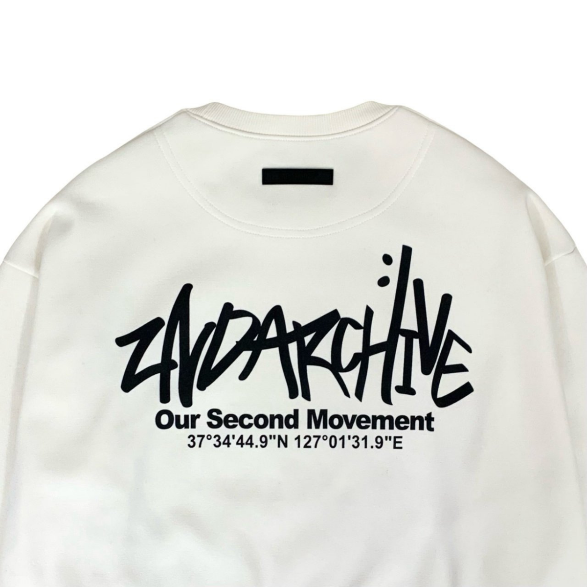 カジュアルなデニムと合わせたロゴスウェットのシンプルなスタイリング例