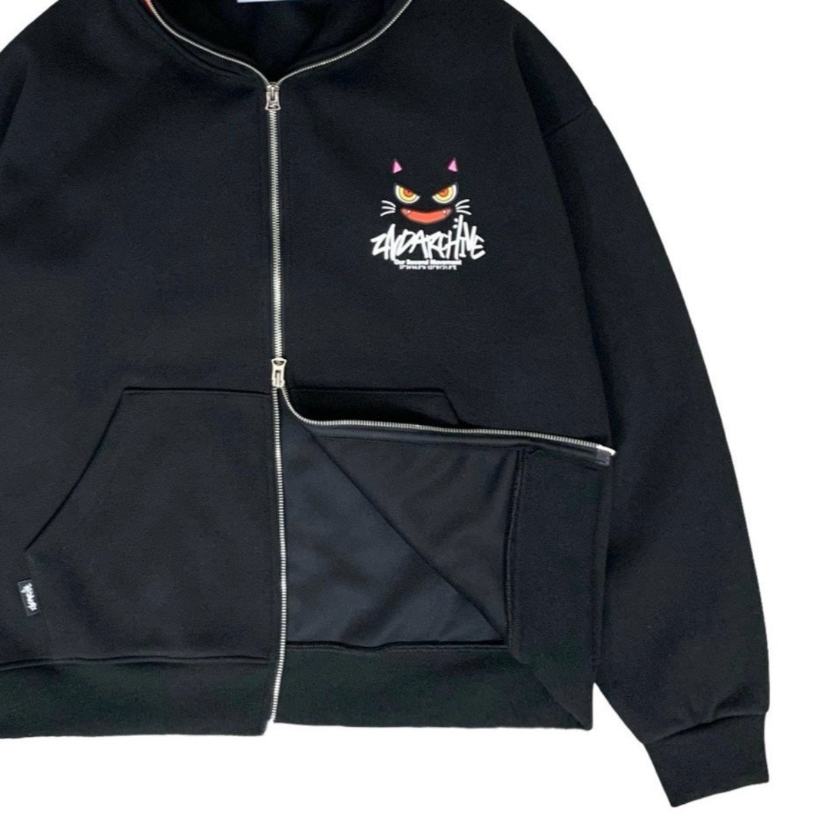 猫フェイスのユニークなデザインを活かしたストリート風コーデ