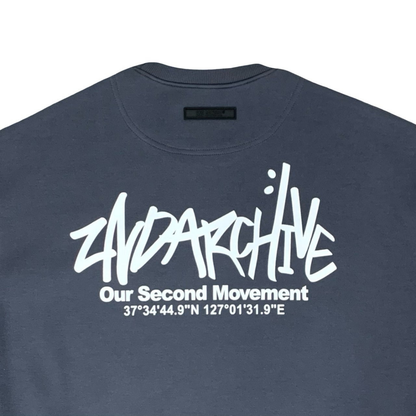 フード無しのクルーネックスウェットを着たモデルのリラックスシーン