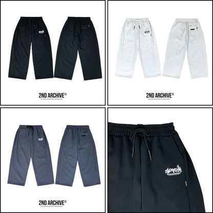 ゆったりとしたシルエットのジップアップパーカーの着用例