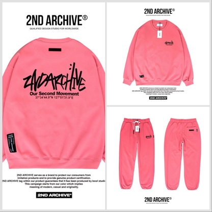 クリームカラーのロゴスウェットの平置き画像