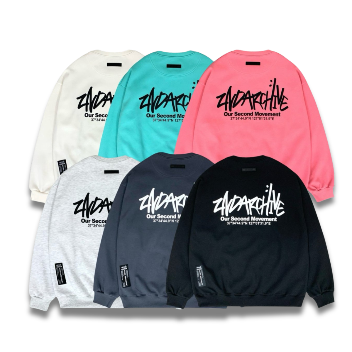 ブラックカラーのロゴスウェットを着たモデルの着用イメージ