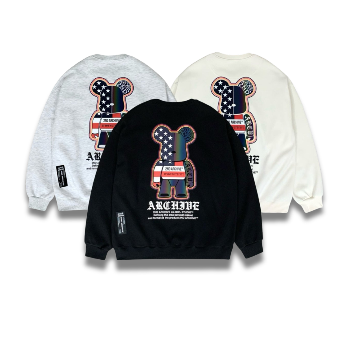 ブラックカラーのテディベアトレーナーを着たモデルの着用イメージ