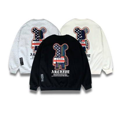 ブラックカラーのテディベアトレーナーを着たモデルの着用イメージ