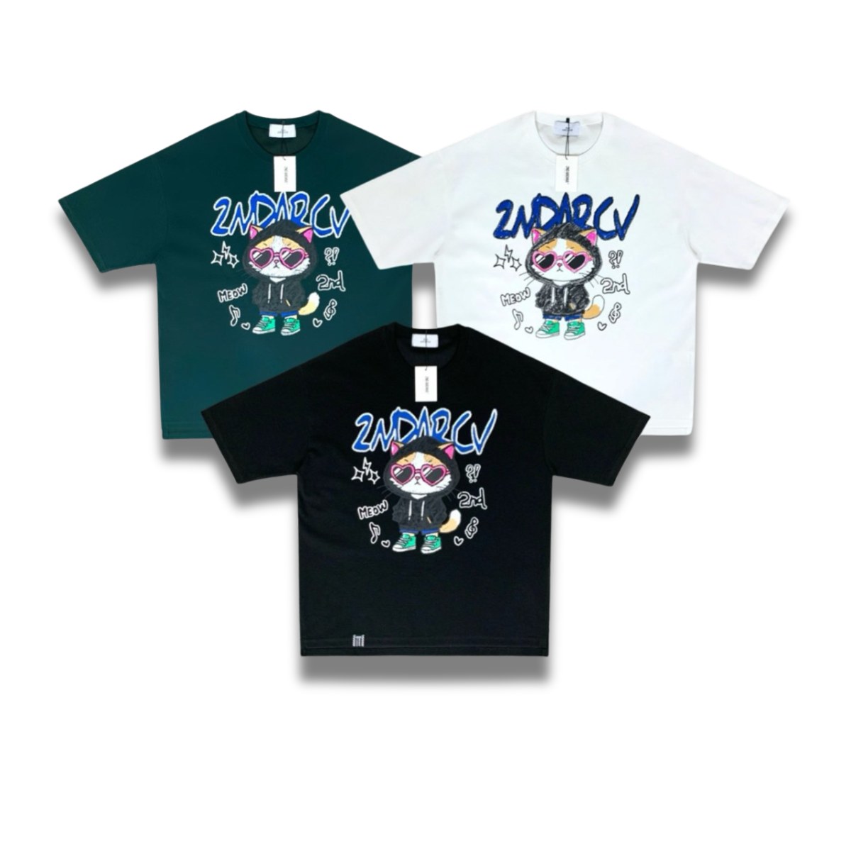 ブラックTシャツにプリントされたチルキャットのディテールアップ