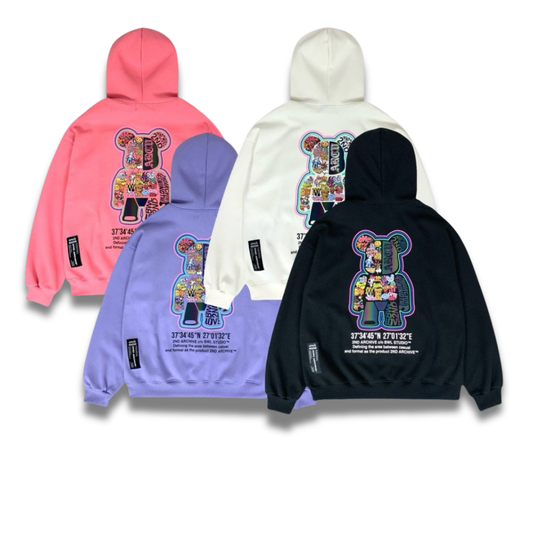 ブラックカラーのグラフィティパーカーを着たモデルの着用イメージ