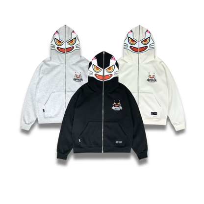 ブラックカラーの猫フェイスパーカーを着たモデルの着用イメージ